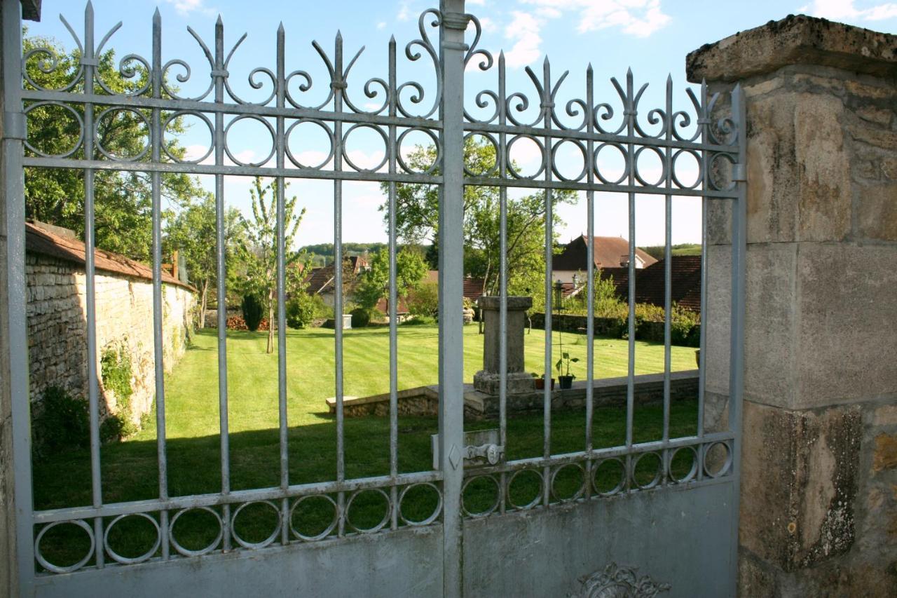 Le Vieux Presbytere Confracourt Exterior photo